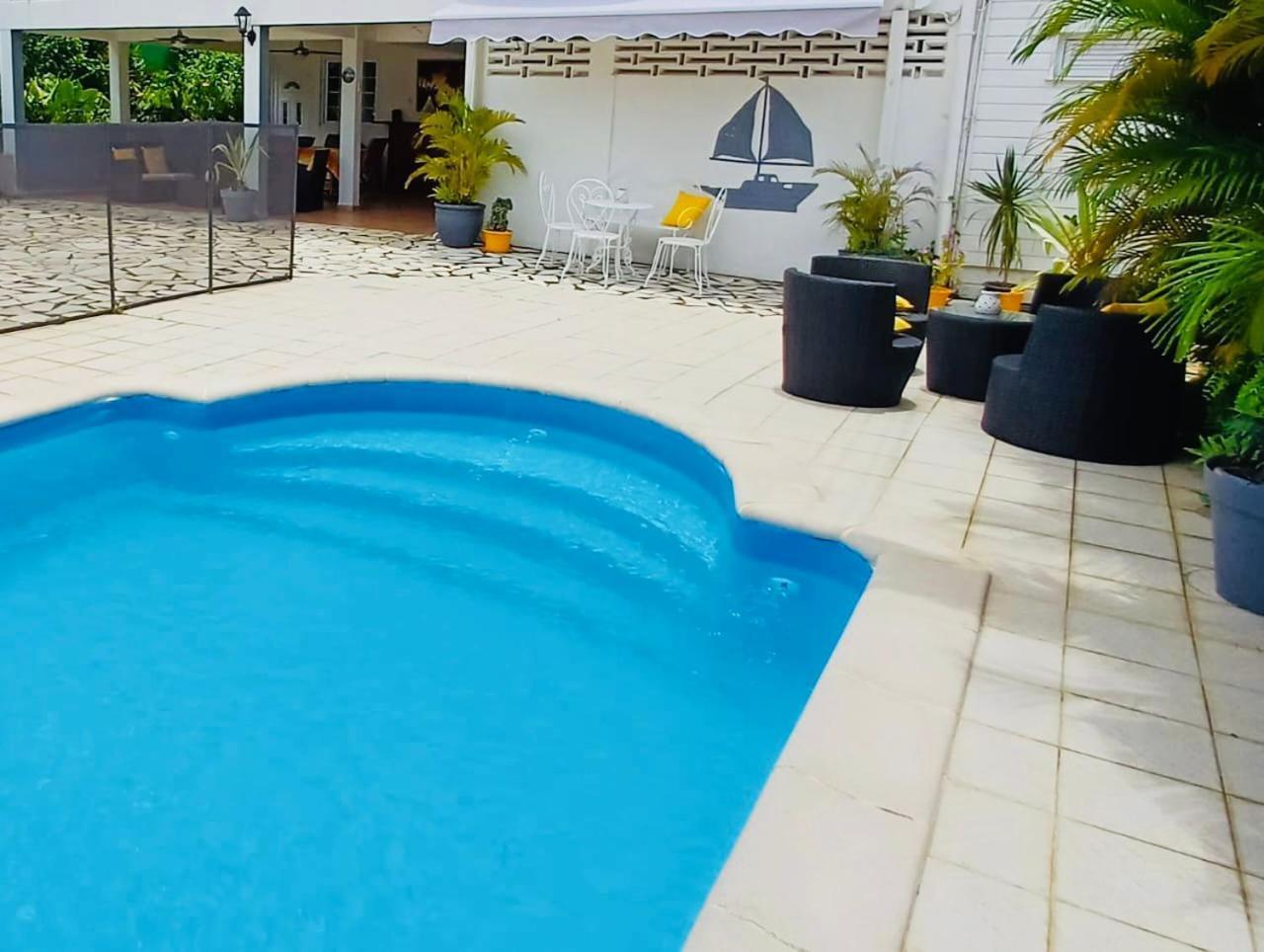 Coquet F2 Climatise Avec Piscine Au Lamentin Appartement Le Lamentin Buitenkant foto